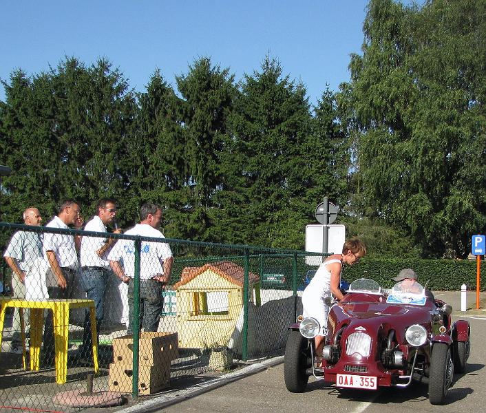 Prijsuitreiking voor de mooiste, oudste, speciaalste en de auto die van het verst kwam,  verschillende leden van MG Club Limburg vielen in de prijzen, kijk maar (32).JPG